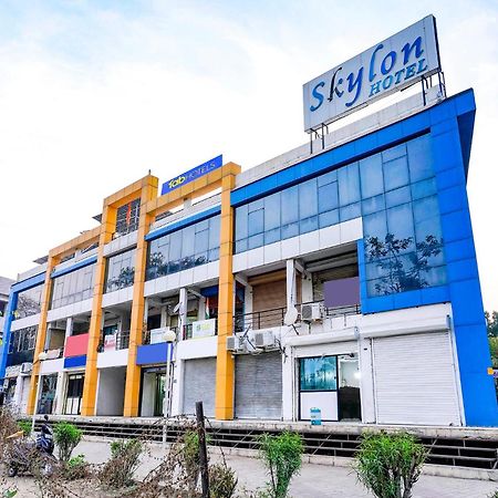 Fabhotel Skylon, Near Mahatma Mandir Gandhinagar Exterior photo